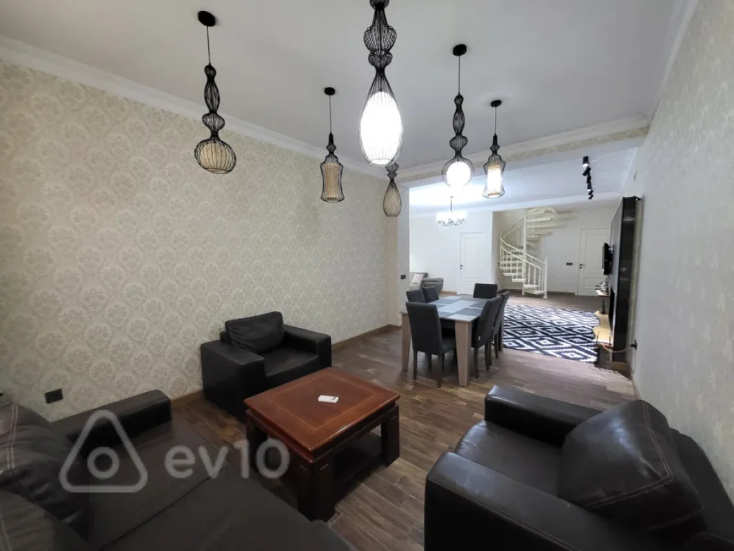 Satılır 4 otaqlı həyət evi 220 m²