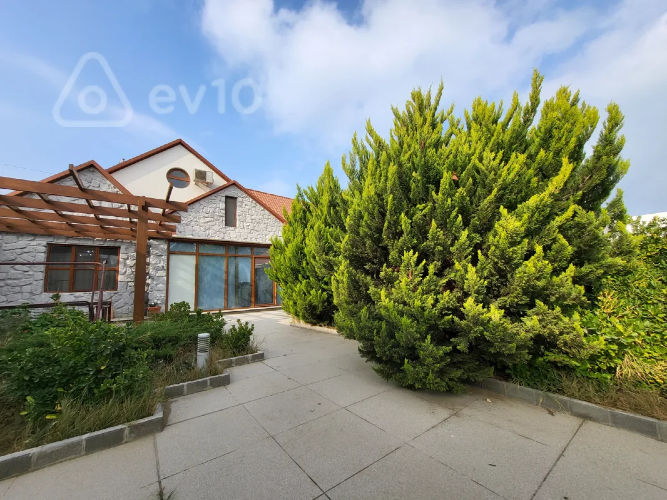 Satılır 4 otaqlı həyət evi 220 m²
