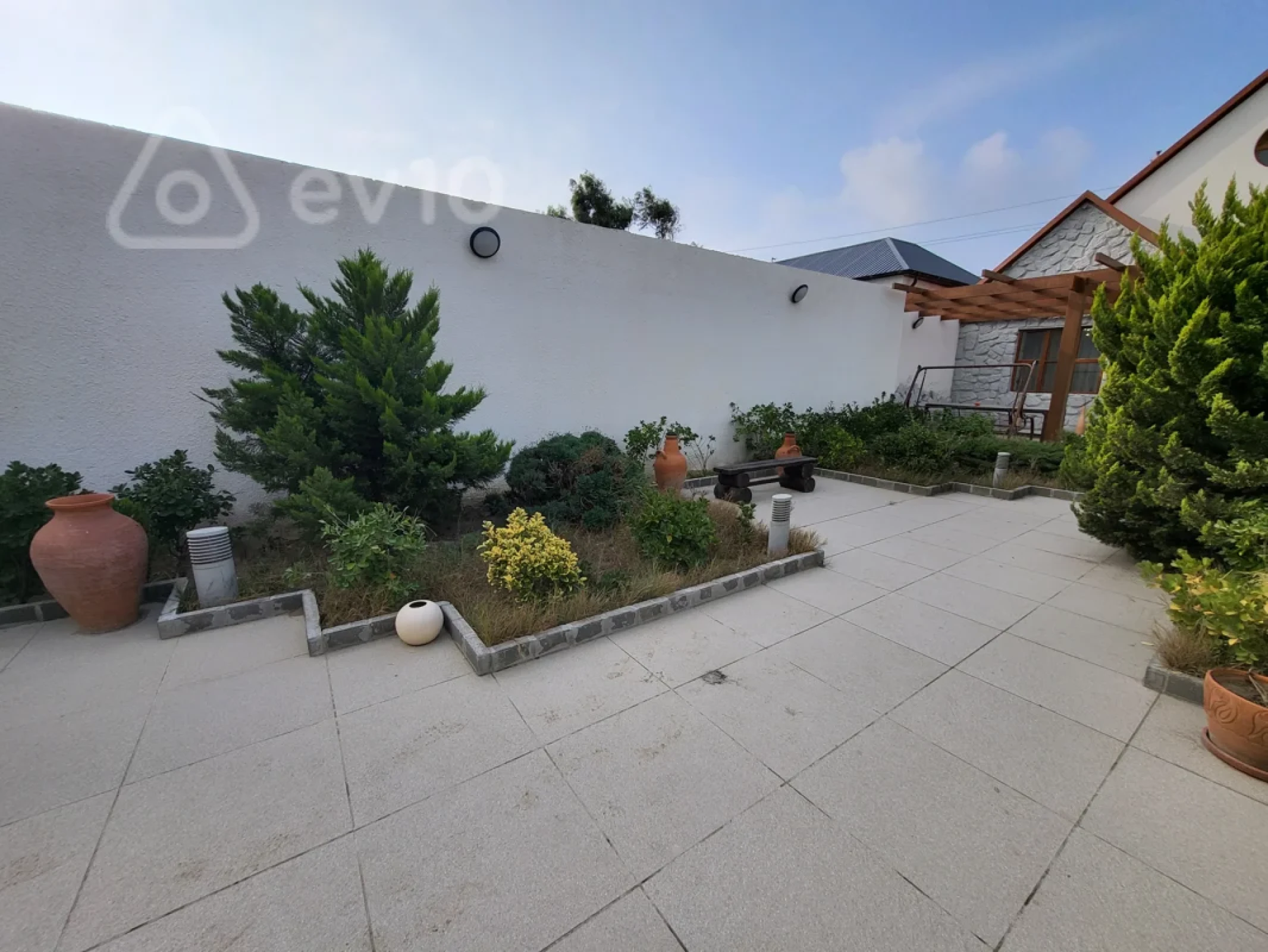 Satılır 4 otaqlı həyət evi 220 m²