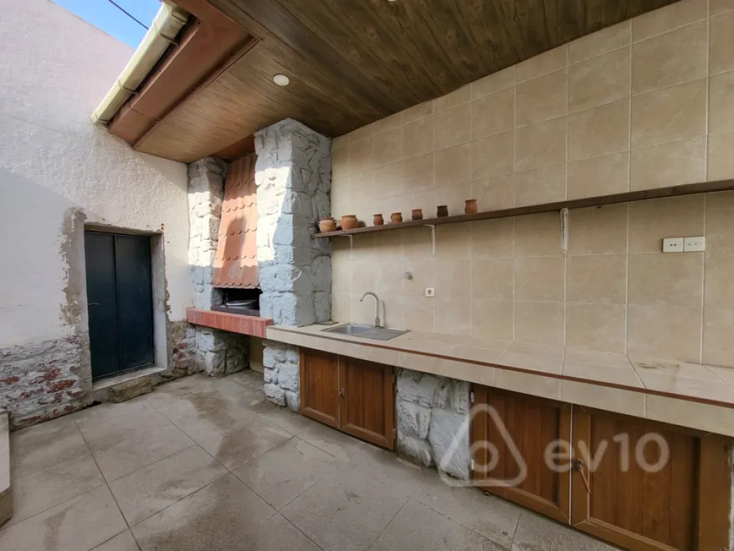 Satılır 4 otaqlı həyət evi 220 m²