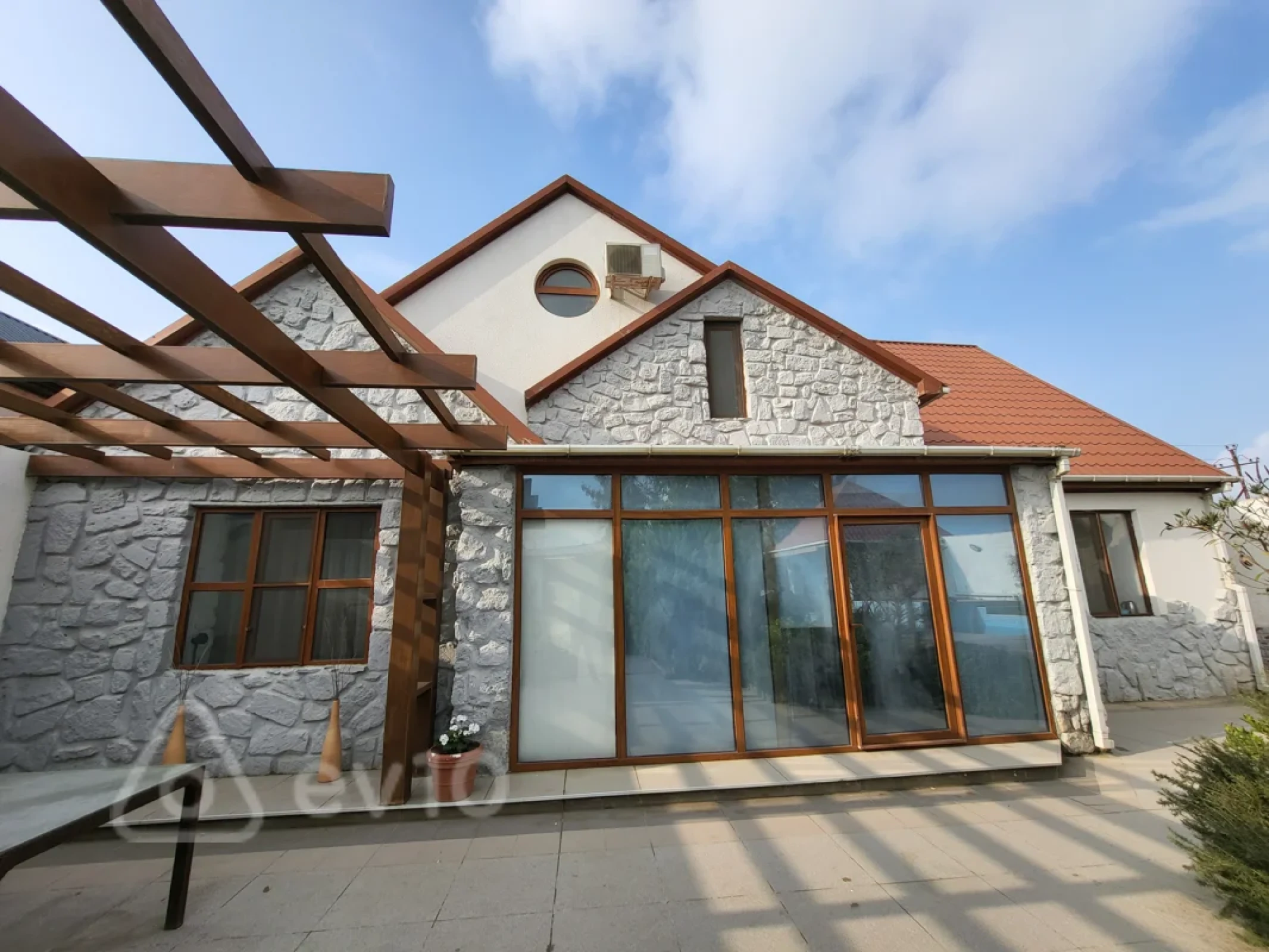 Satılır 4 otaqlı həyət evi 220 m²