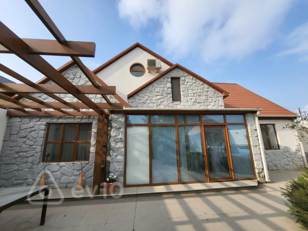 Satılır 4 otaqlı həyət evi 220 m²