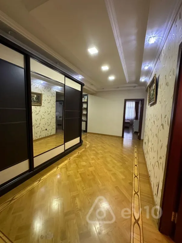 Kirayə verilir 3 otaqlı yeni tikili 160 m²