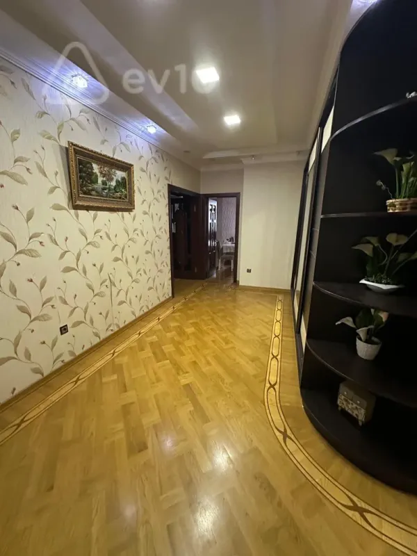 Kirayə verilir 3 otaqlı yeni tikili 160 m²