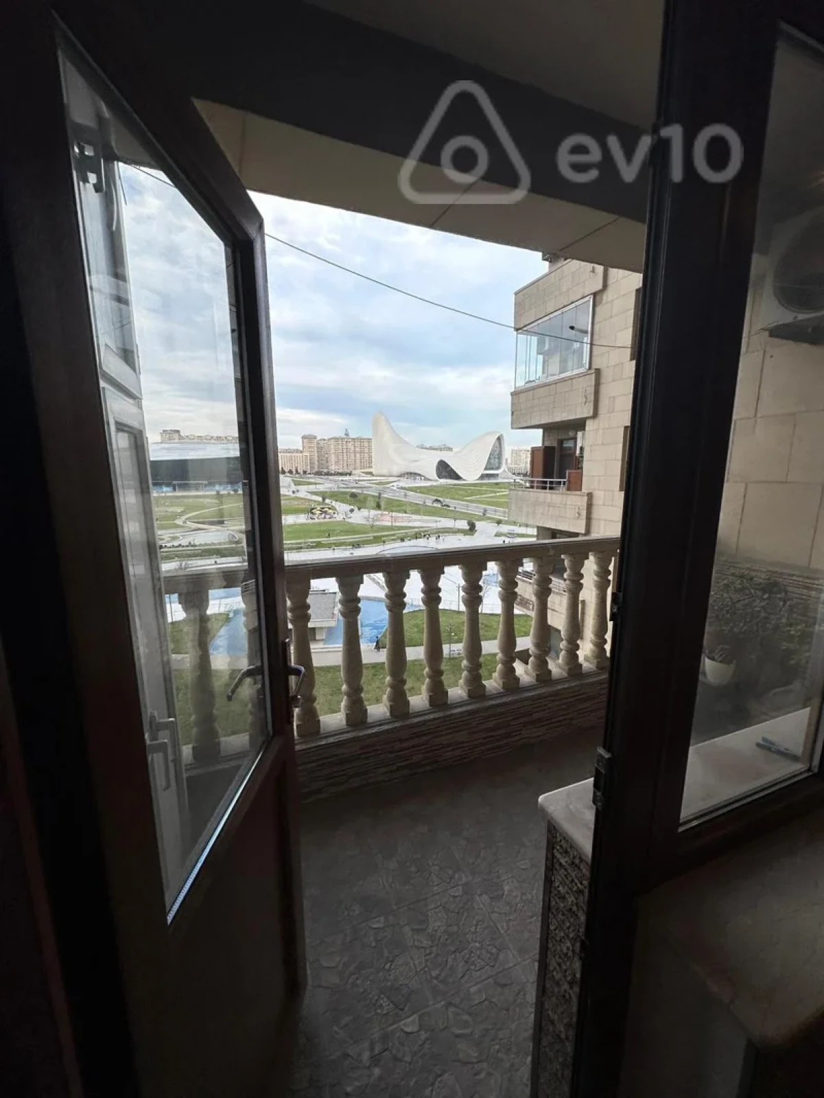 Kirayə verilir 3 otaqlı yeni tikili 160 m²