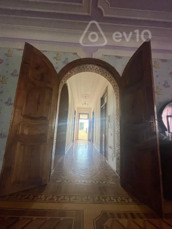 Satılır 9 otaqlı həyət evi 400 m²