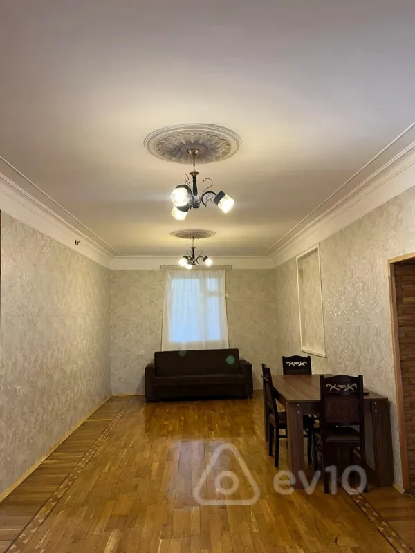 Satılır 9 otaqlı həyət evi 400 m²