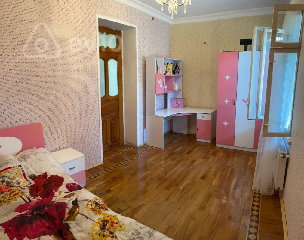 Satılır 9 otaqlı həyət evi 400 m²
