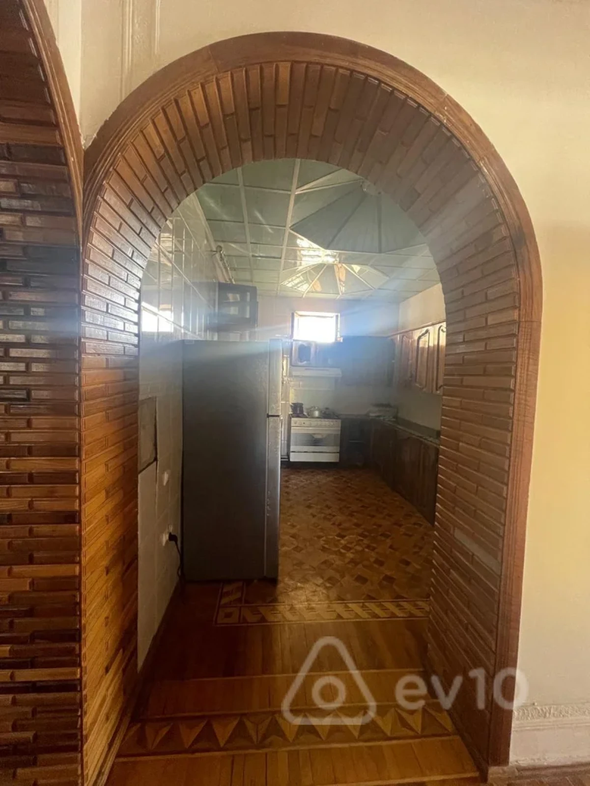 Satılır 9 otaqlı həyət evi 400 m²