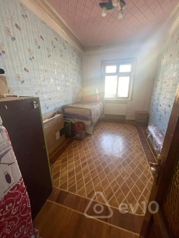Satılır 9 otaqlı həyət evi 400 m²