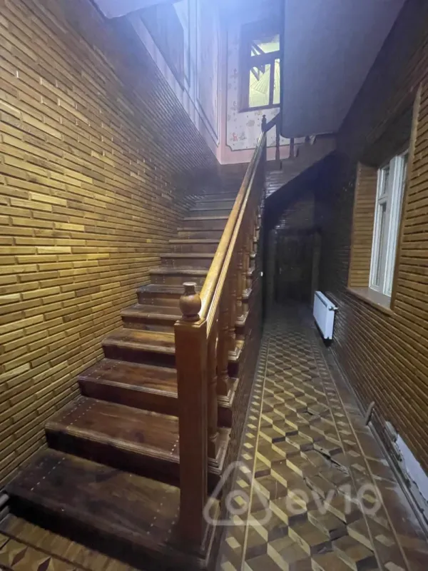 Satılır 9 otaqlı həyət evi 400 m²