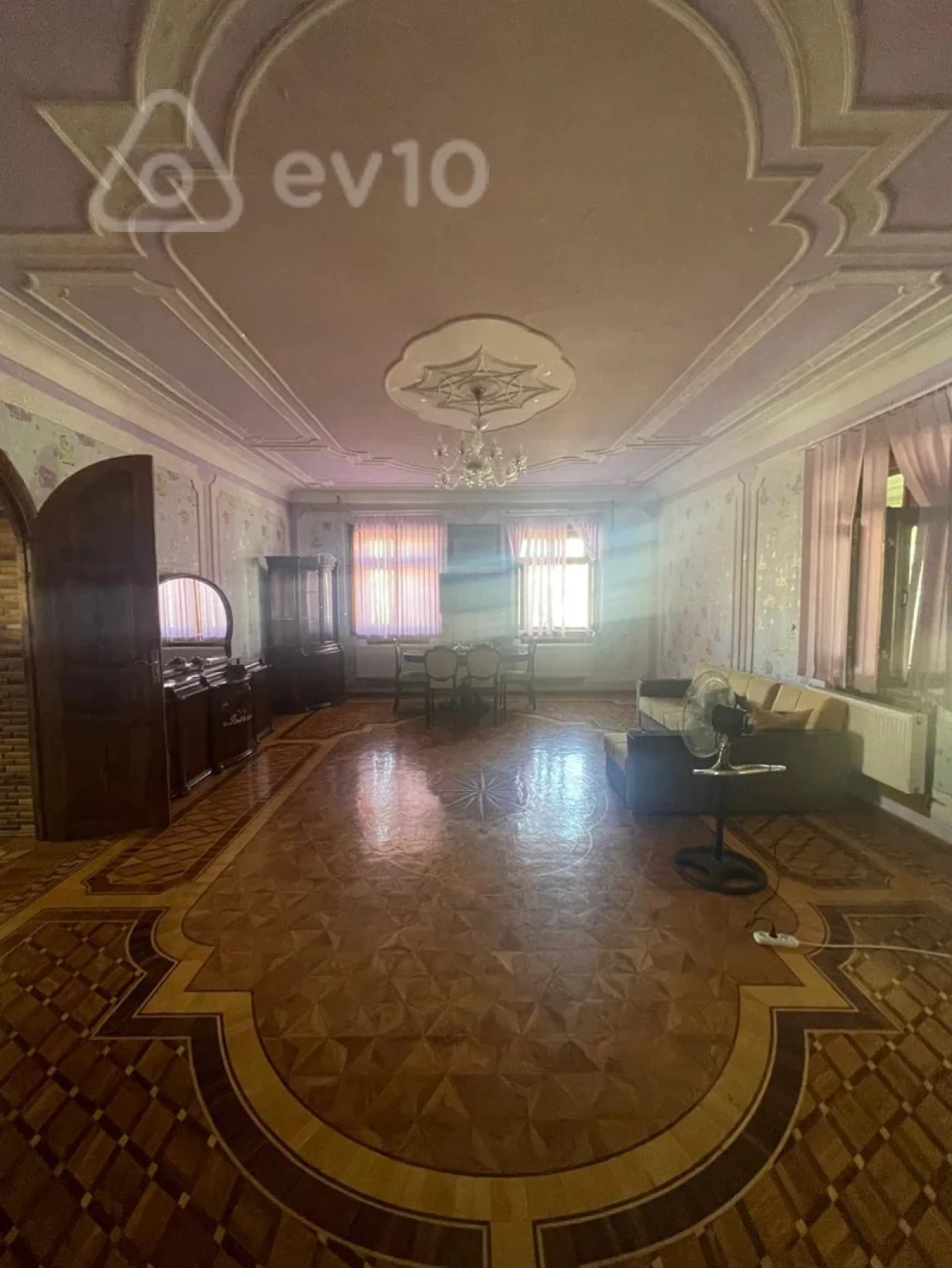 Satılır 9 otaqlı həyət evi 400 m²