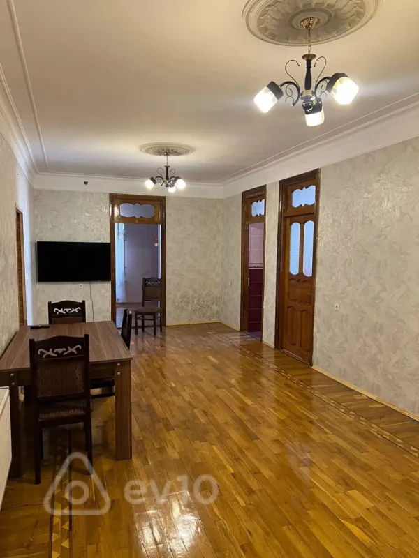Satılır 9 otaqlı həyət evi 400 m²