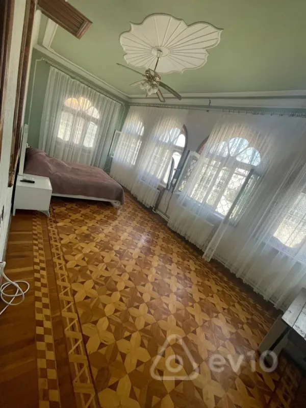 Satılır 9 otaqlı həyət evi 400 m²