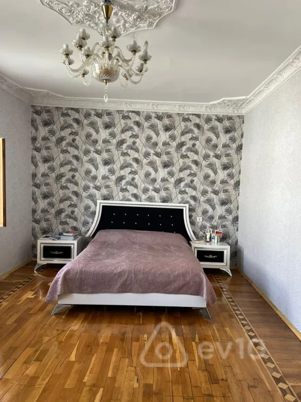 Satılır 9 otaqlı həyət evi 400 m²