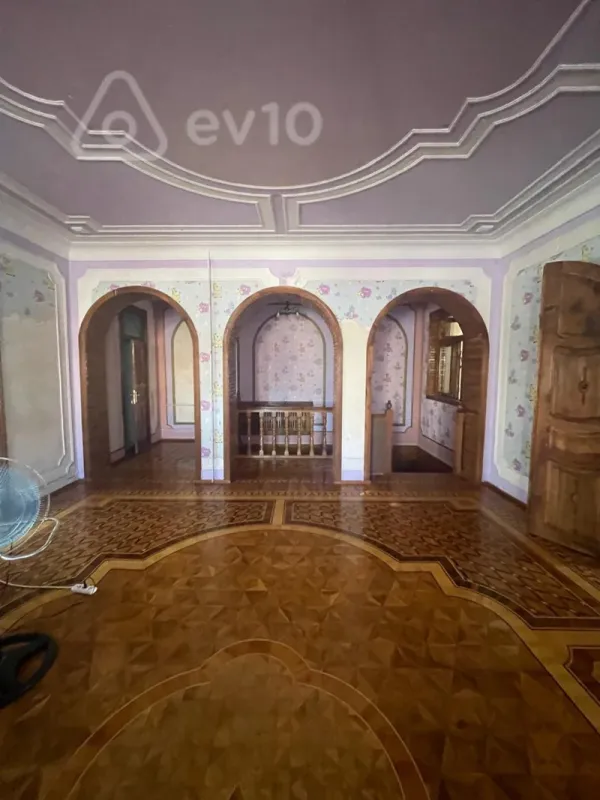 Satılır 9 otaqlı həyət evi 400 m²