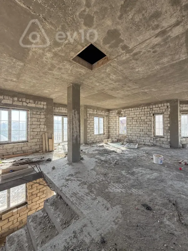 Satılır 5 otaqlı həyət evi 290 m²