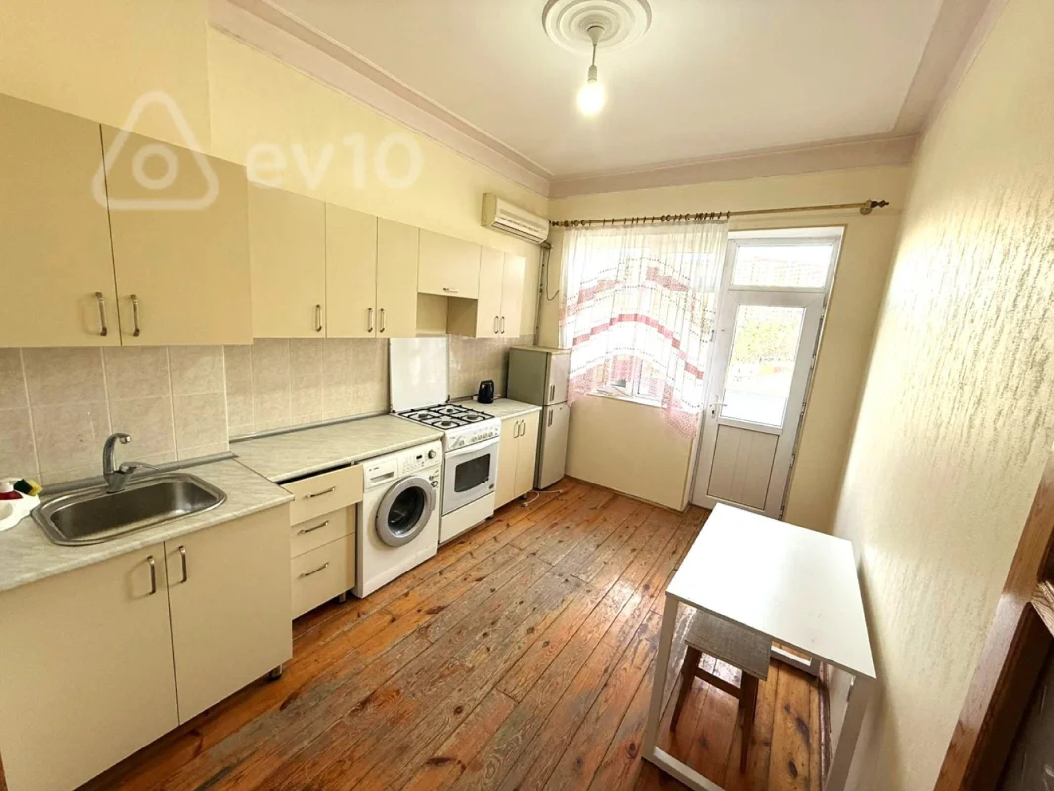 Kirayə verilir 3 otaqlı köhnə tikili 95 m²