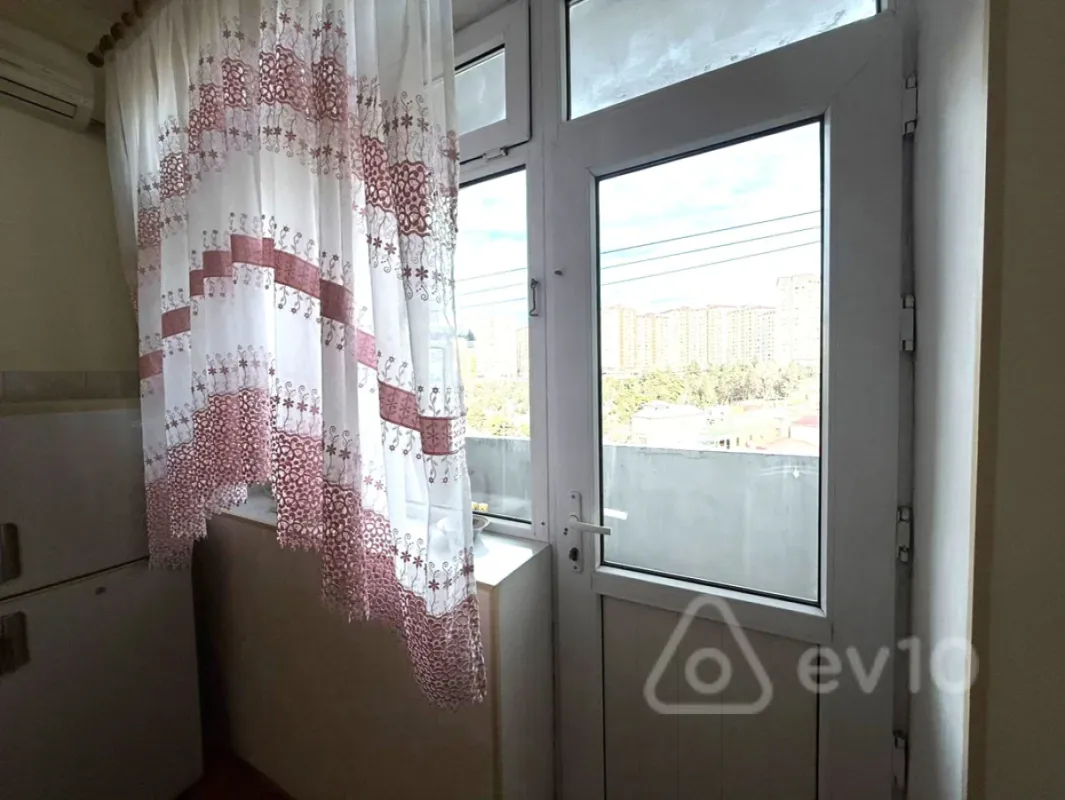 Kirayə verilir 3 otaqlı köhnə tikili 95 m²
