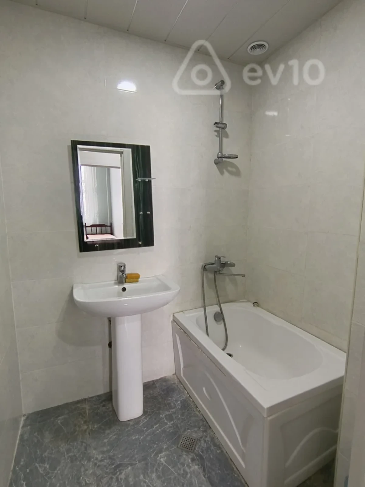 Kirayə verilir 3 otaqlı yeni tikili 77 m²