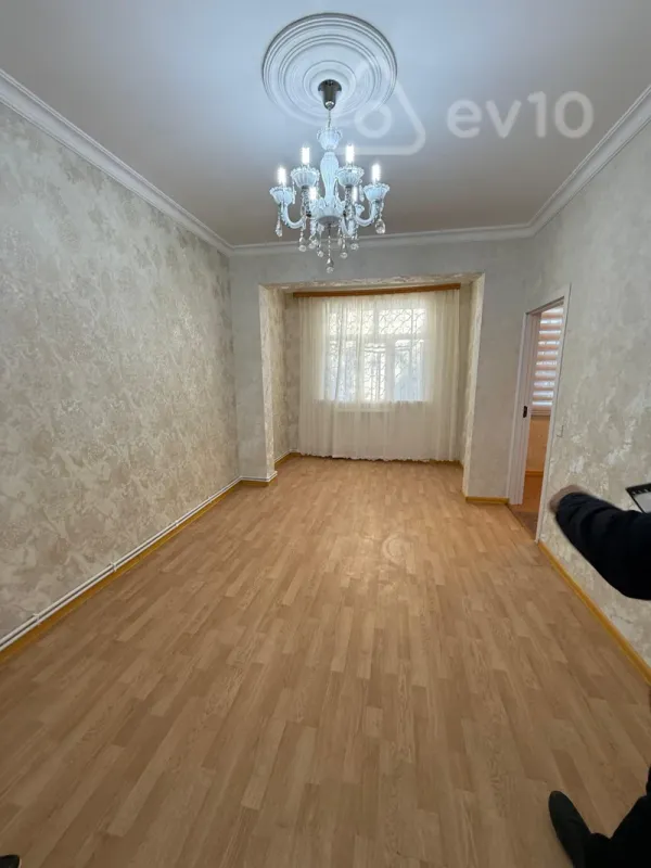 Kirayə verilir 2 otaqlı köhnə tikili 60 m²