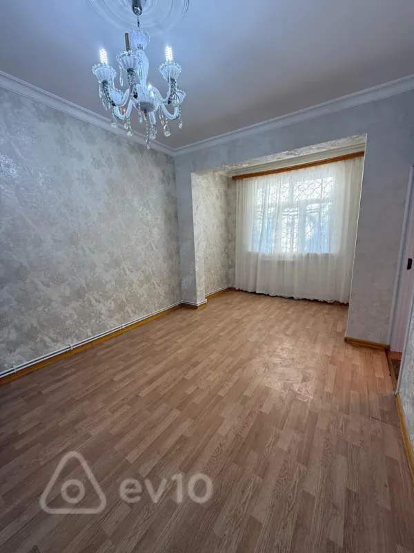 Kirayə verilir 2 otaqlı köhnə tikili 60 m²