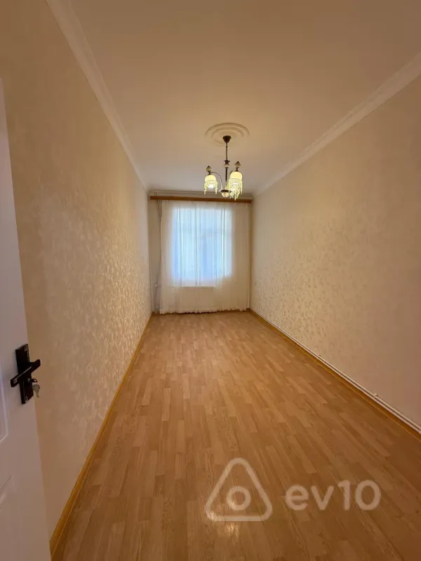 Kirayə verilir 2 otaqlı köhnə tikili 60 m²
