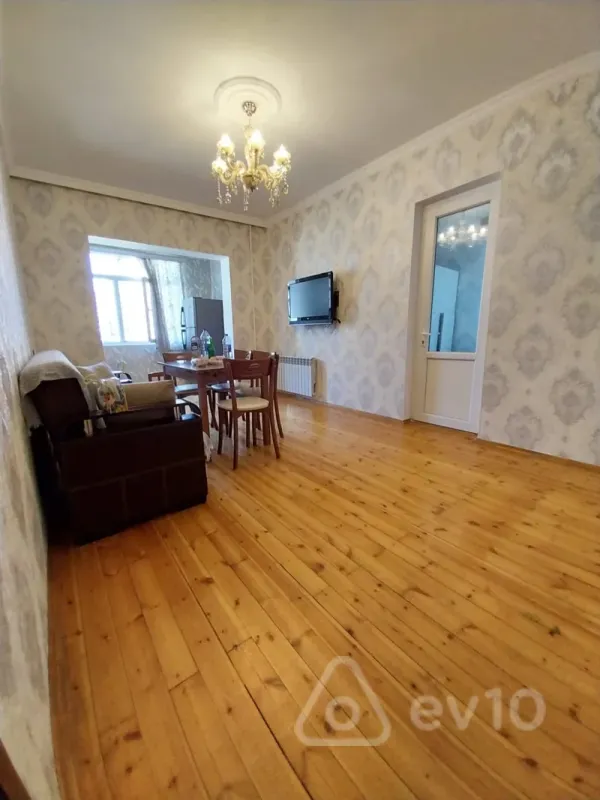 Kirayə verilir 2 otaqlı köhnə tikili 55 m²