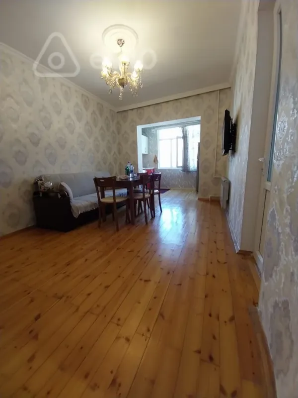 Kirayə verilir 2 otaqlı köhnə tikili 55 m²