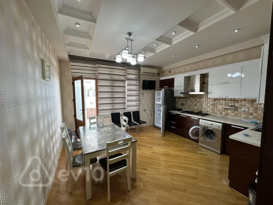 Kirayə verilir 4 otaqlı yeni tikili 195 m²