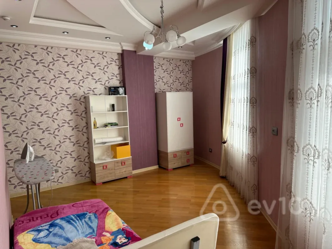 Kirayə verilir 4 otaqlı yeni tikili 195 m²