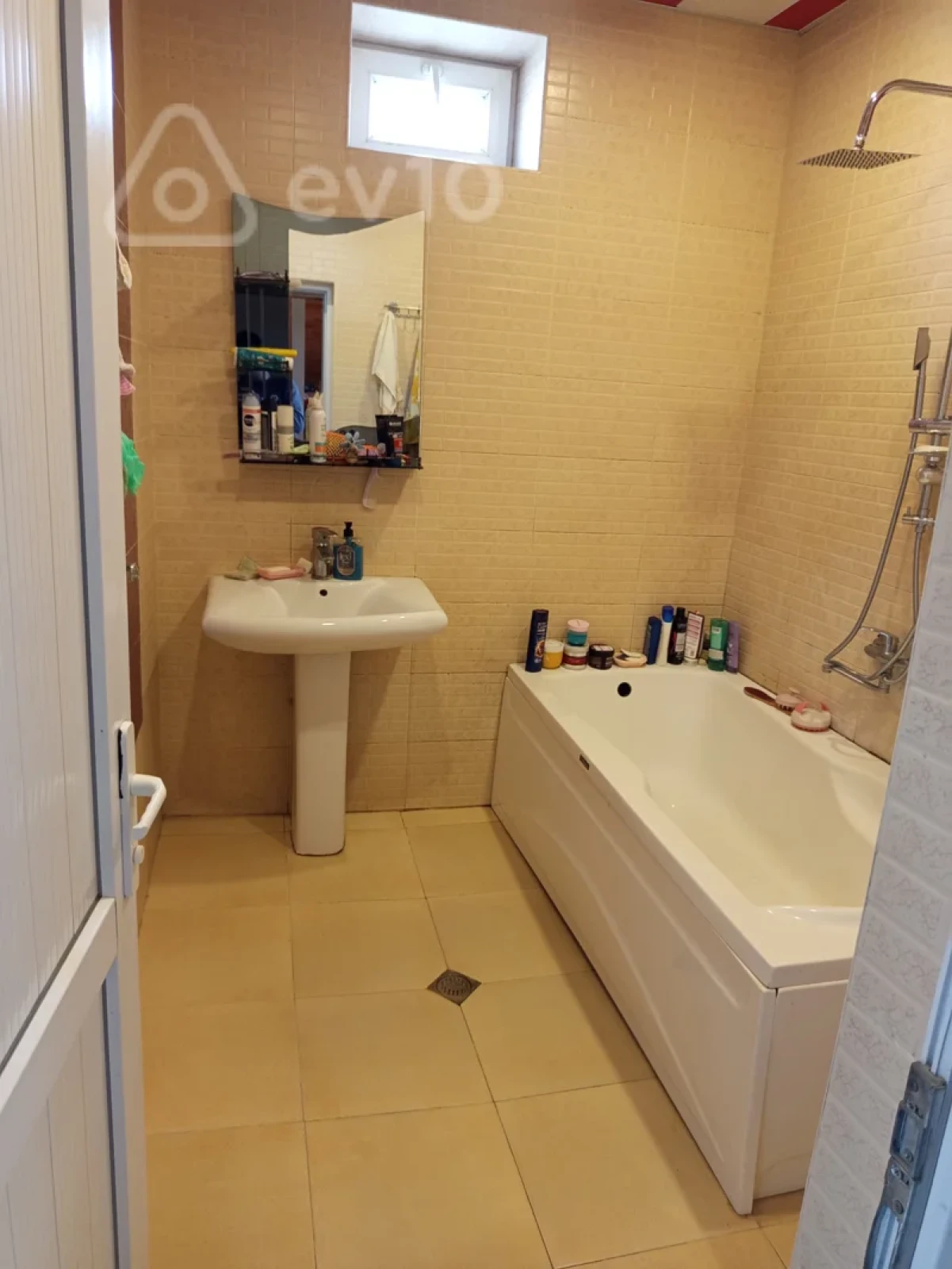 Satılır 6 otaqlı həyət evi 200 m²