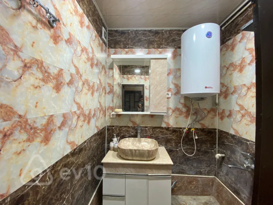 Kirayə verilir 2 otaqlı köhnə tikili 60 m²