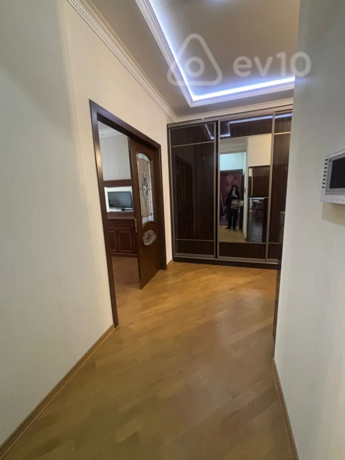 Kirayə verilir 3 otaqlı yeni tikili 170 m²