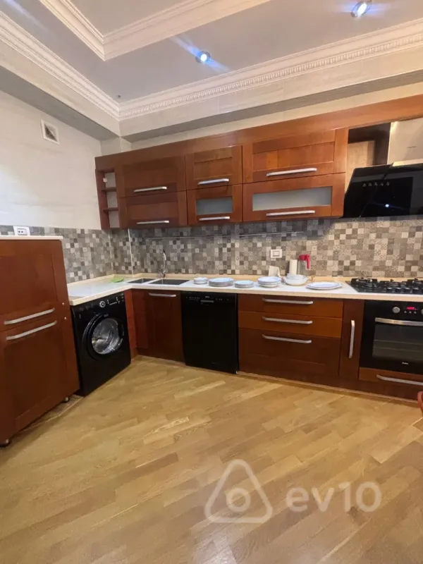 Kirayə verilir 3 otaqlı yeni tikili 170 m²