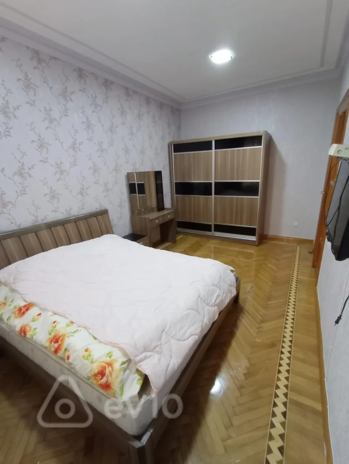 Kirayə verilir 4 otaqlı köhnə tikili 120 m²