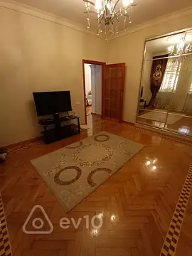 Kirayə verilir 4 otaqlı köhnə tikili 120 m²