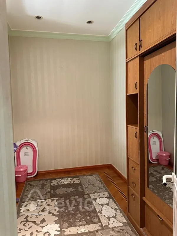 Kirayə verilir 4 otaqlı köhnə tikili 120 m²