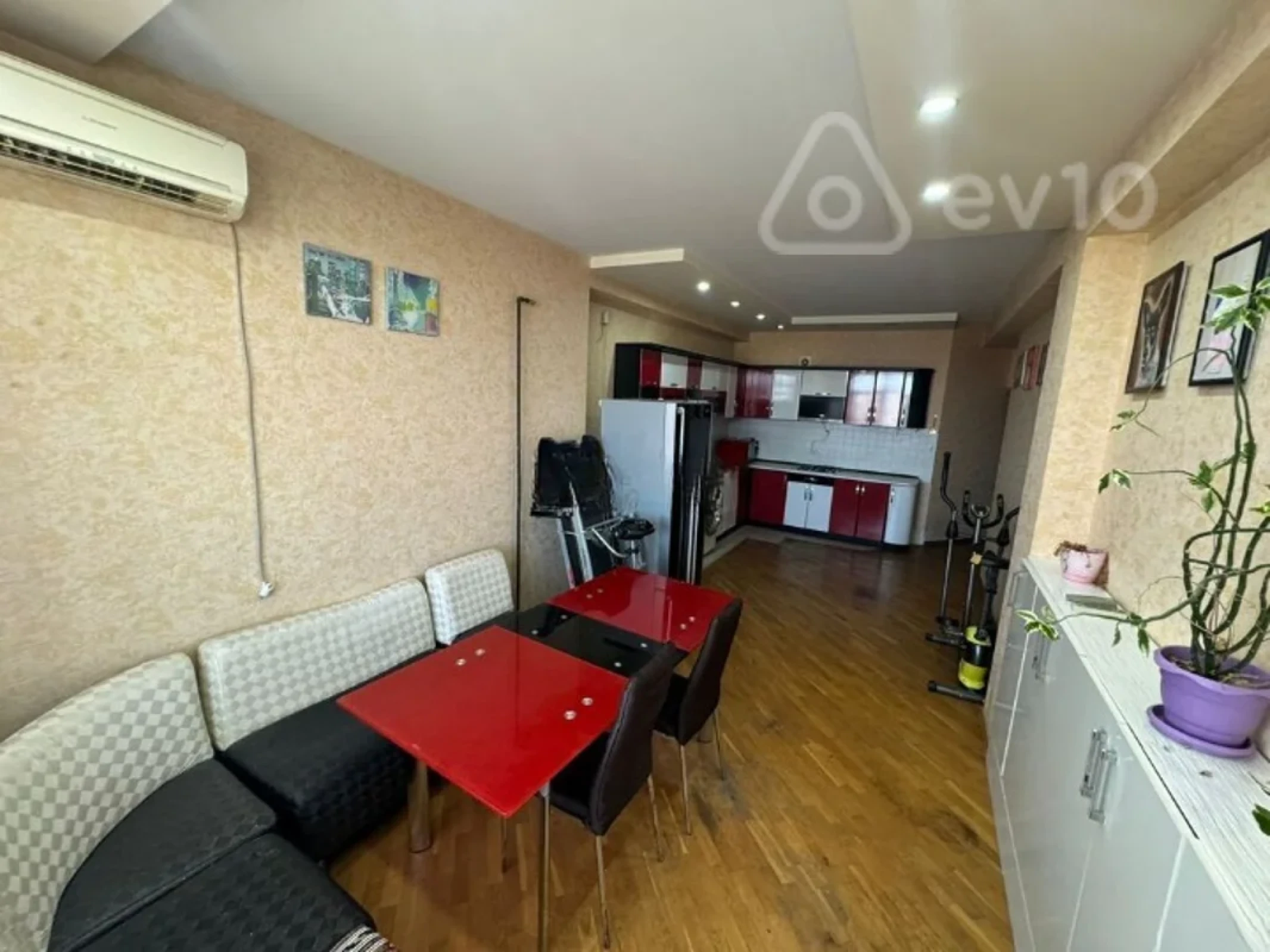 Kirayə verilir 3 otaqlı yeni tikili 200 m²