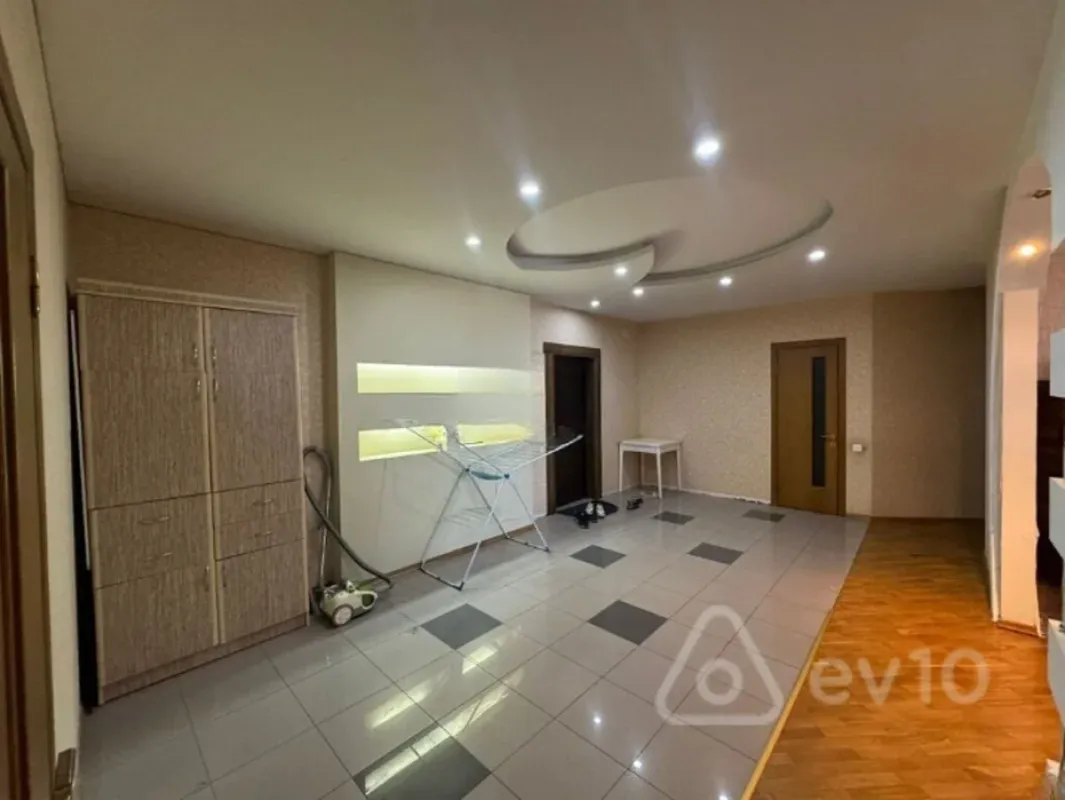 Kirayə verilir 3 otaqlı yeni tikili 200 m²