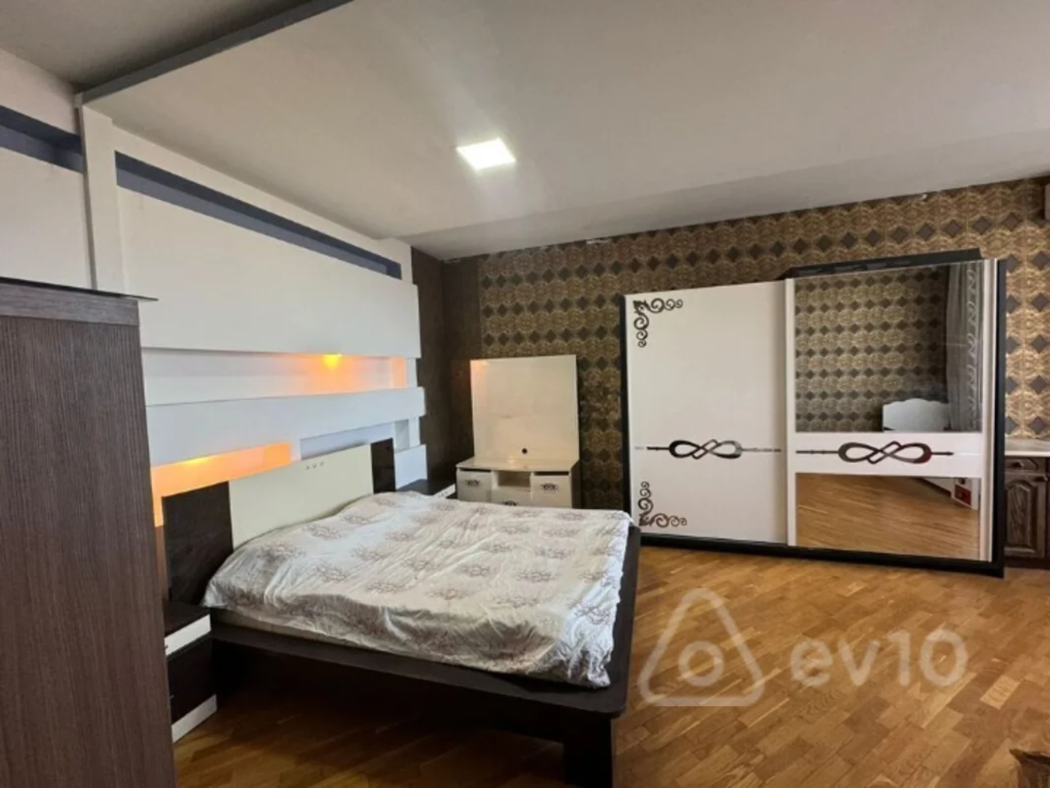 Kirayə verilir 3 otaqlı yeni tikili 200 m²