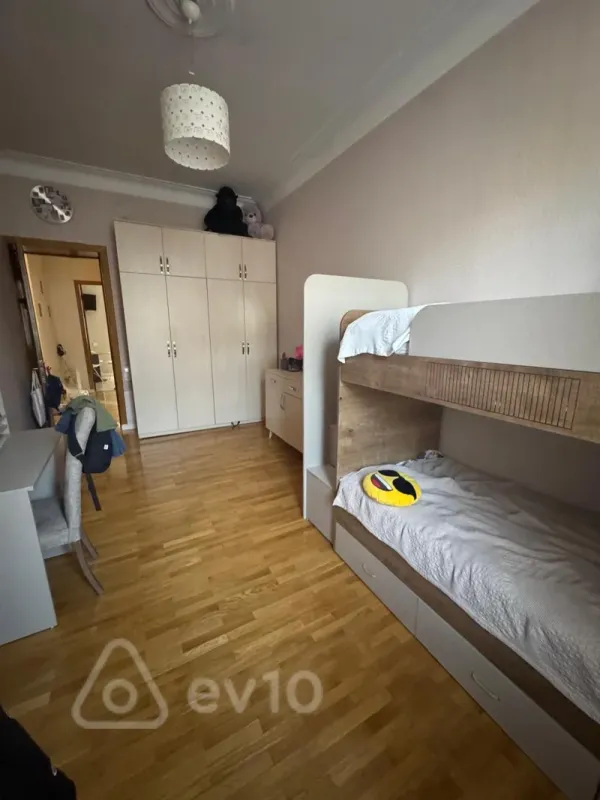 Satılır 3 otaqlı köhnə tikili 90 m²