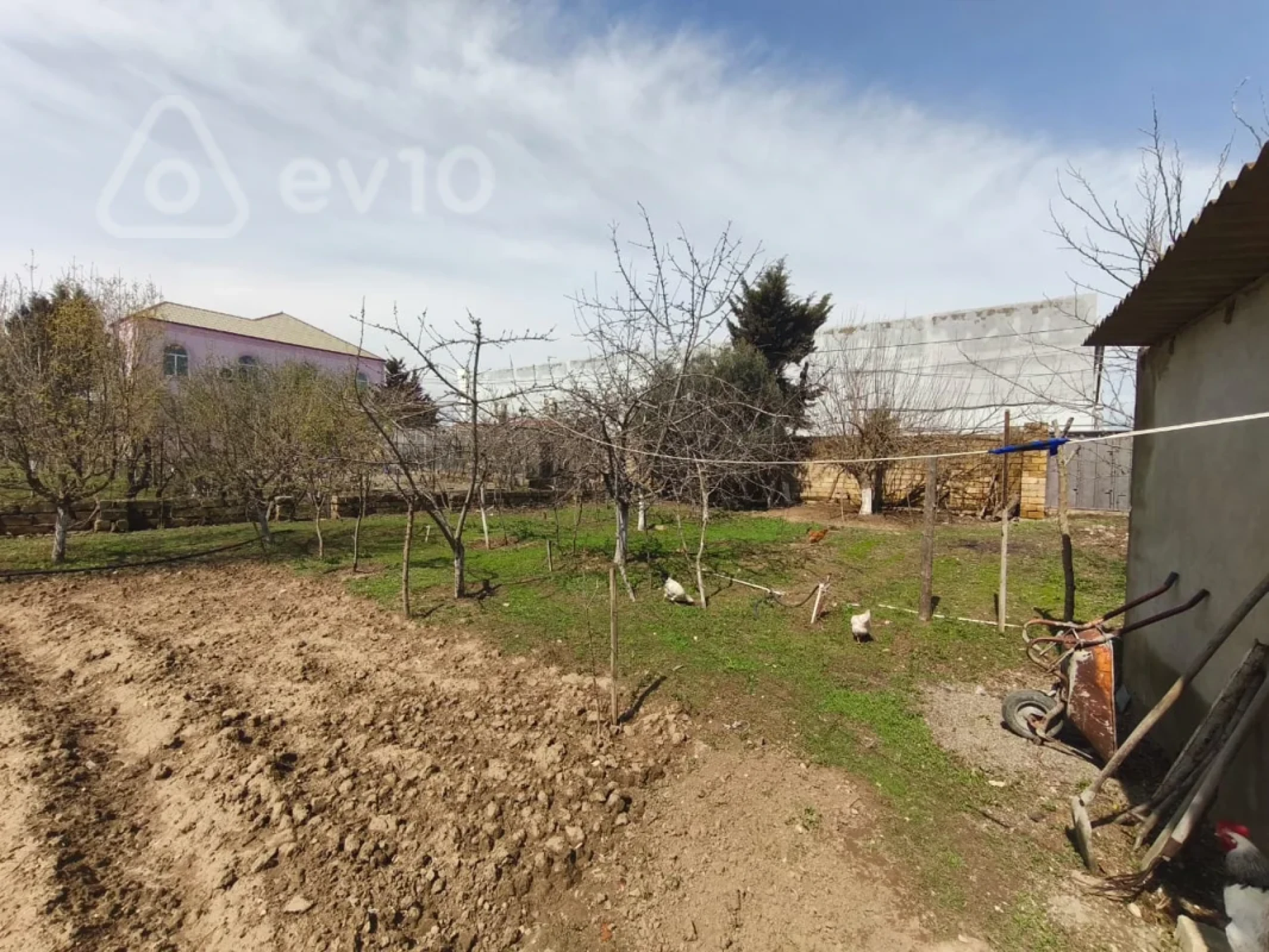 Satılır 4 otaqlı həyət evi 280 m²