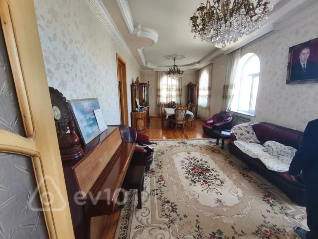 Satılır 4 otaqlı həyət evi 280 m²