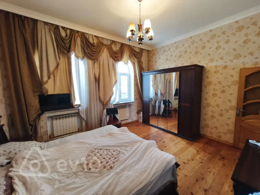 Satılır 4 otaqlı həyət evi 280 m²