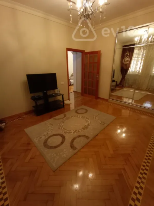 Kirayə verilir 4 otaqlı köhnə tikili 110 m²