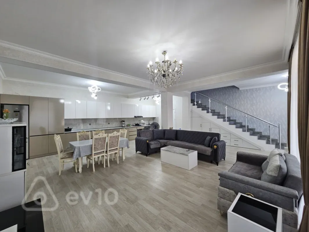 Satılır 4 otaqlı həyət evi 200 m²