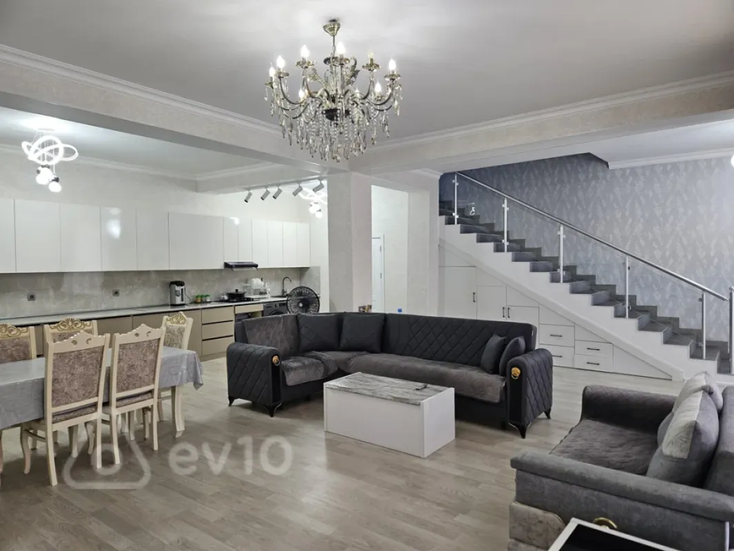 Satılır 4 otaqlı həyət evi 200 m²