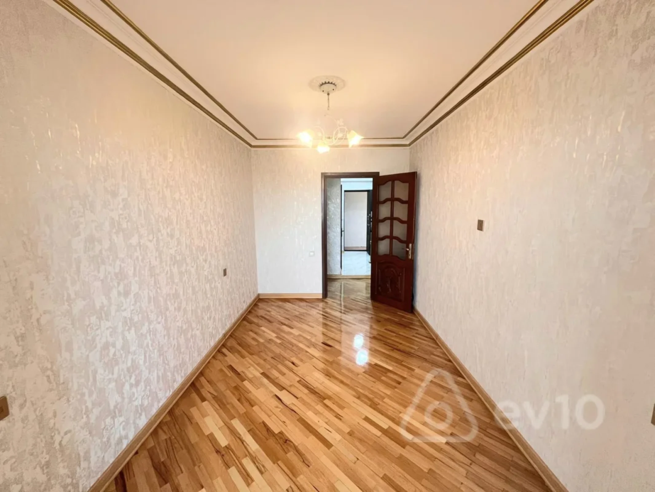 Satılır 2 otaqlı köhnə tikili 70 m²