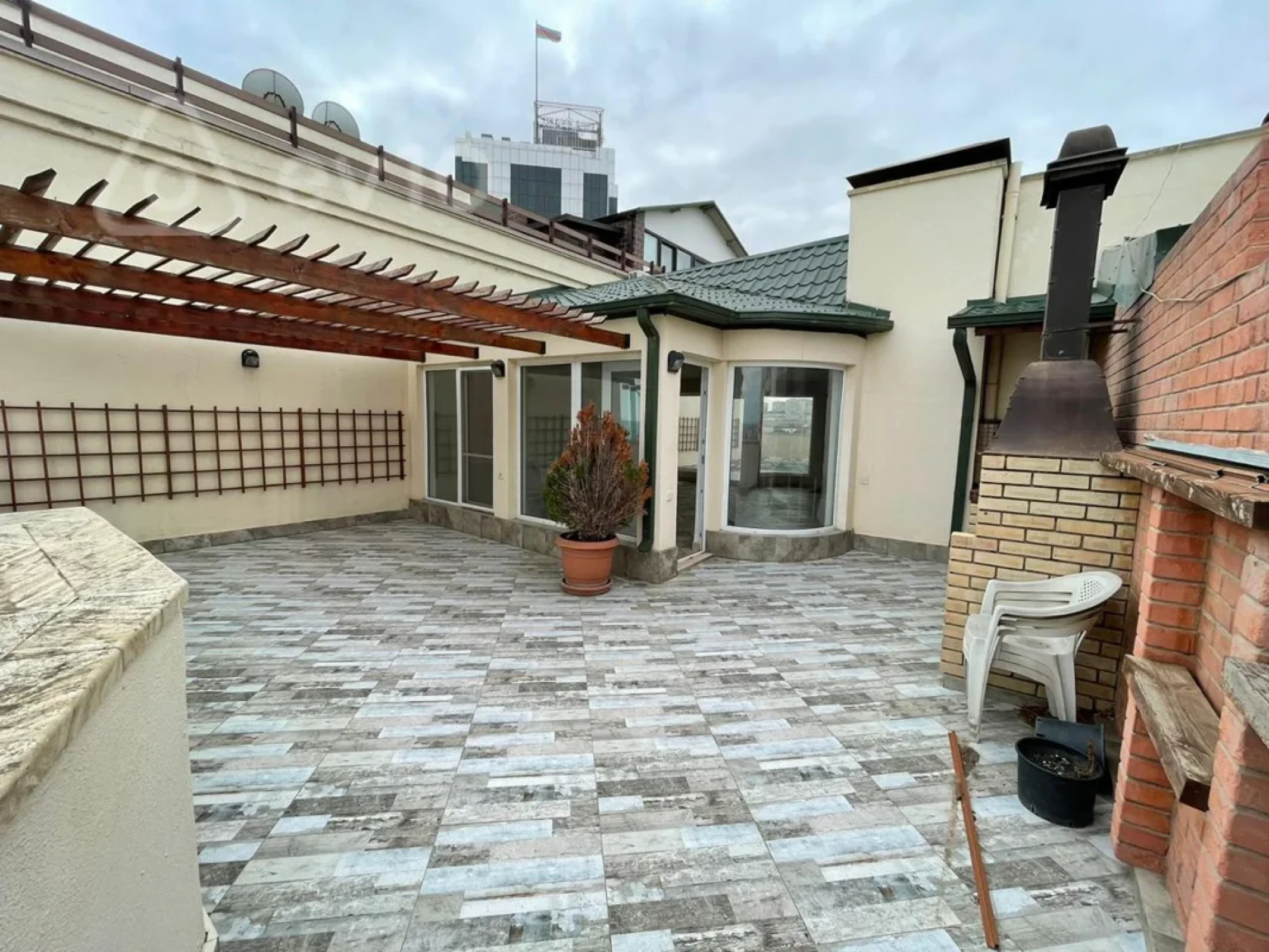 Kirayə verilir 3 otaqlı yeni tikili 400 m²